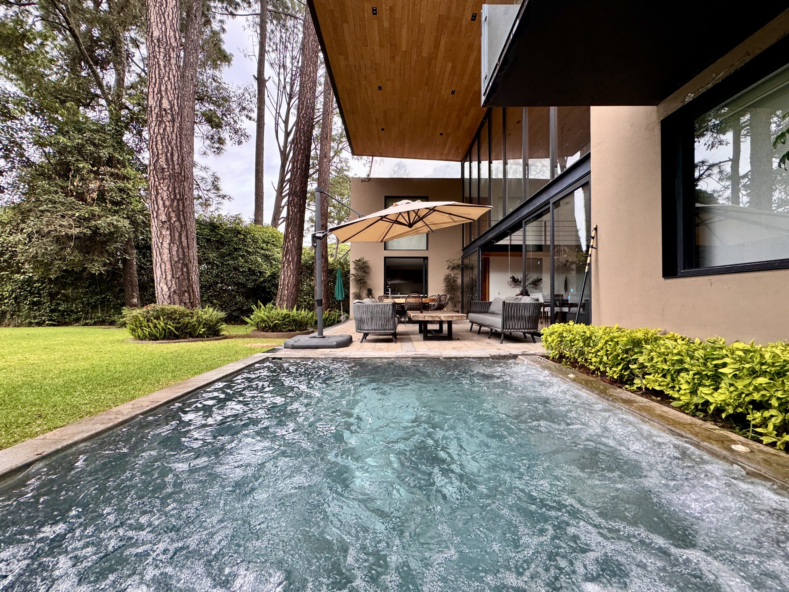 House in Valle de Bravo facing the poolside to appreciate Mexican architecture