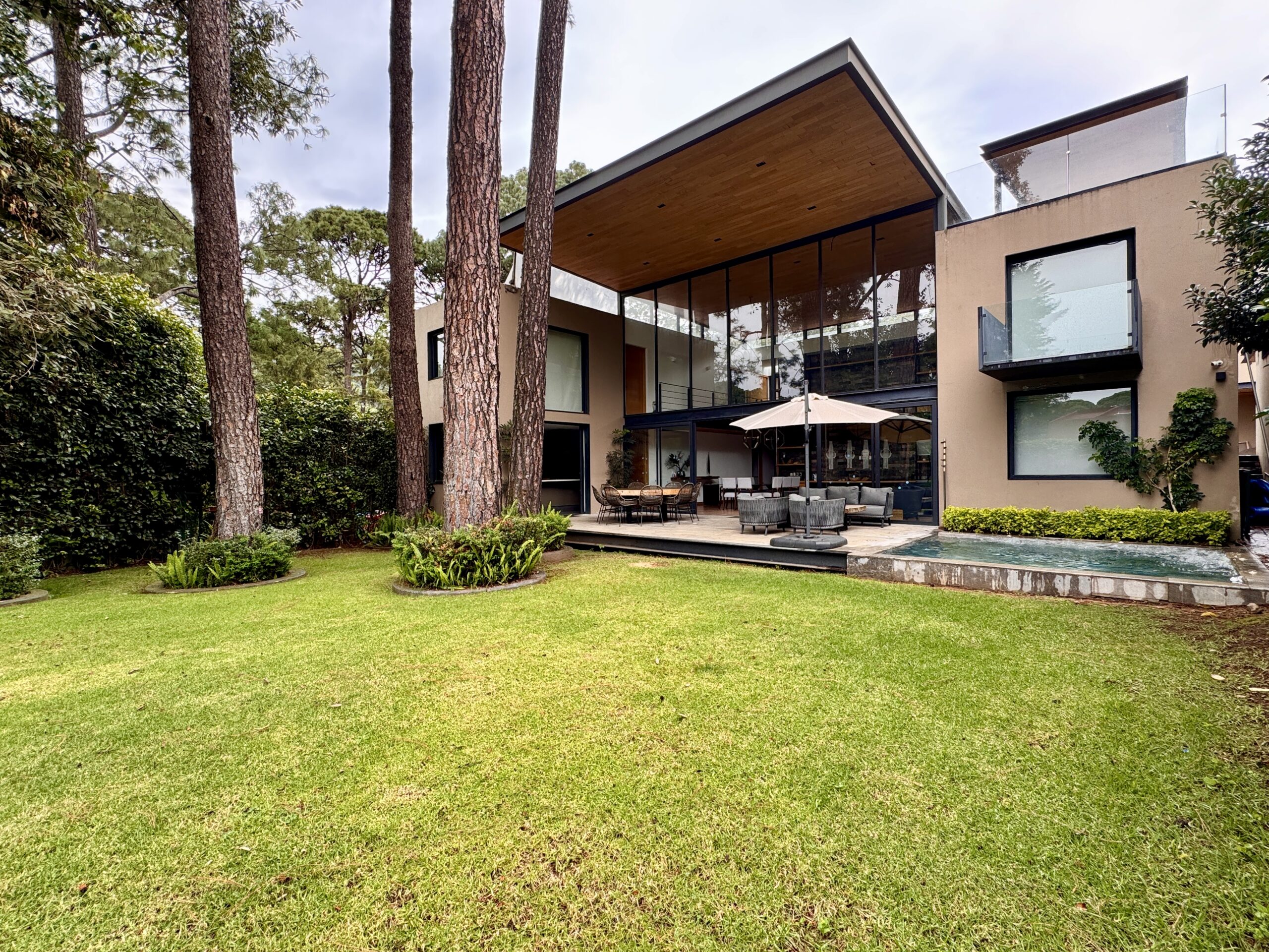 Photo that highlights the impressive architecture in Valle de Bravo within a gated community