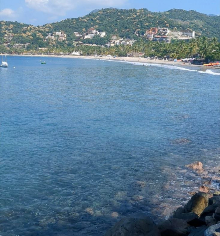 Image of the bay of Zihuatanejo with its incredibly clean beaches