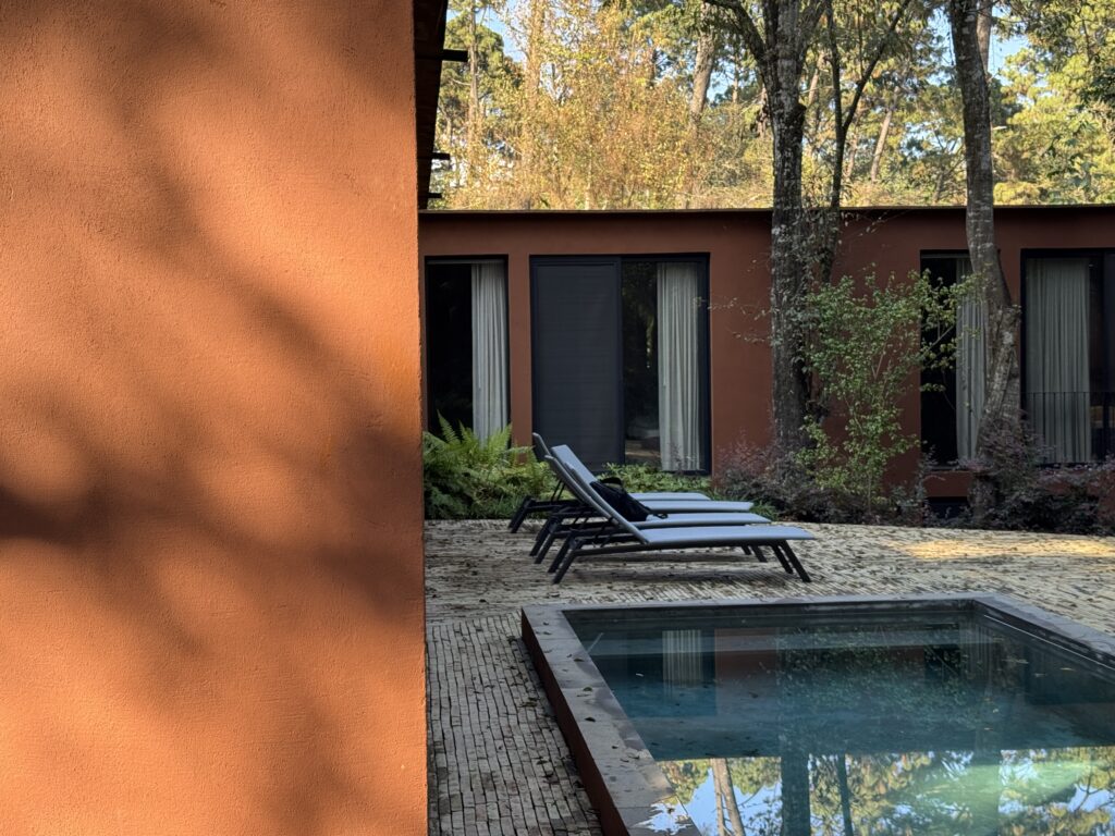 Orange house in the forest of Valle de Bravo with an outdoor pool